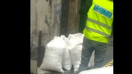 Ce a făcut un bucureștean care a găsit pe stradă mai mulți saci plini cu milioane de cartele telefonice