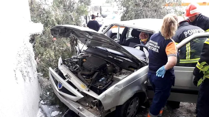 Un șofer beat a intrat cu Dacia într-un bloc din Constanța FOTO