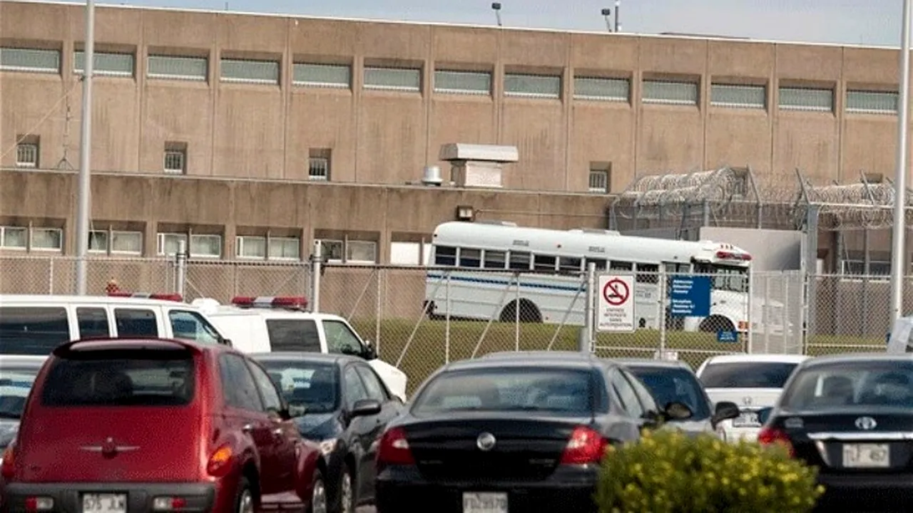 30 de ore de chin pentru un bărbat rămas blocat într-o închisoare. 