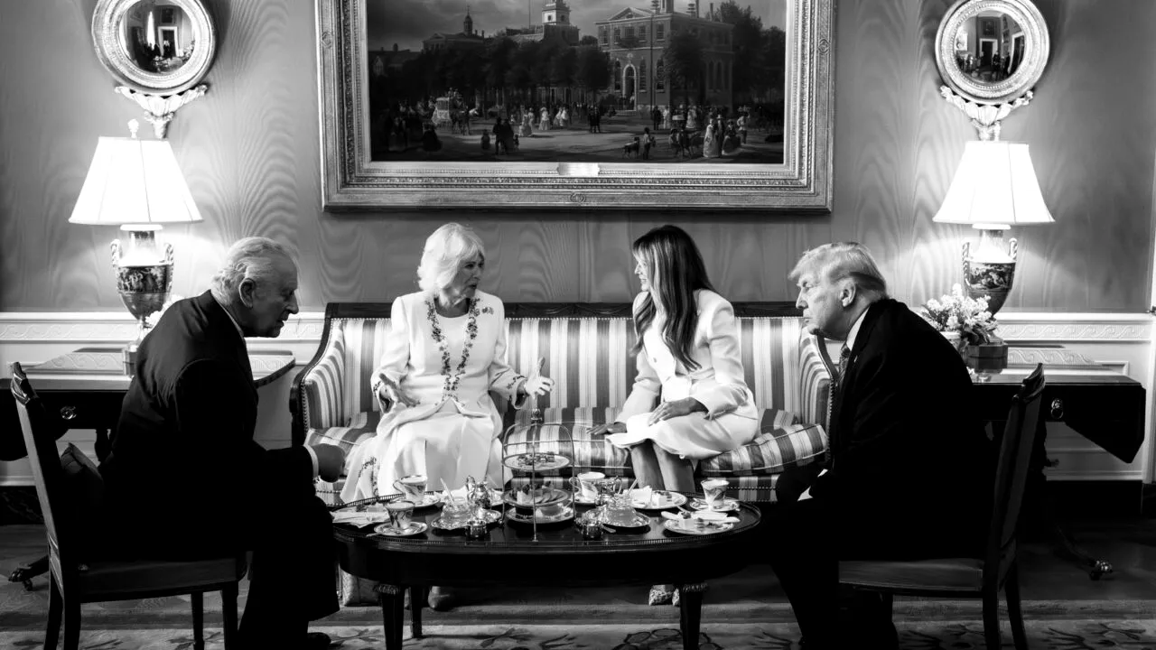 Ce cadouri i-a făcut regele Charles lui Donald Trump. Obiectele simbolizează restabilirea prieteniei dintre SUA și Marea Britanie