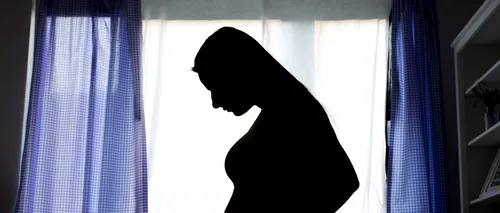 Un bebeluș a murit după ce mama lui l-a născut în baie: „Nu știam că sunt însărcinată