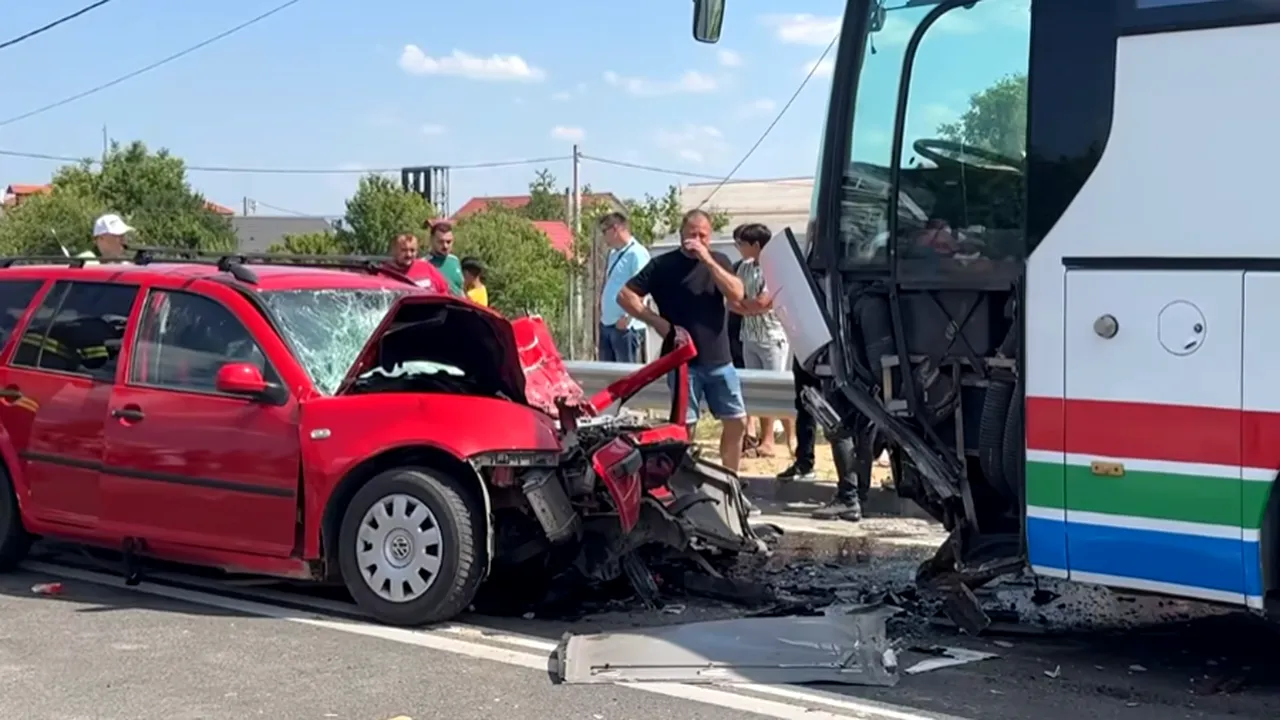 TRAGEDIE pe centura Aleșdului. Un copil de 5 ani a rămas orfan, după ce ambii părinți au murit într-un accident după ce s-au izbit de un autocar