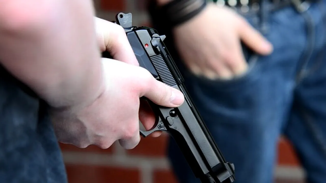 În timp ce își curăța arma, un polițist a tras din greșeală un foc în podeaua sediului Poliției din Baia Mare