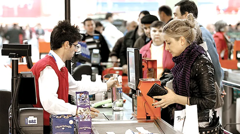 Câți bani primește SALARIU un român care lucrează casier în supermarket-urile Carrefour din Spania