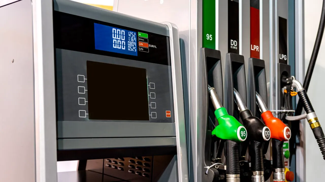 Prețuri carburanți 4 martie 2025. Cât costă 1 litru de benzină, motorină și GPL