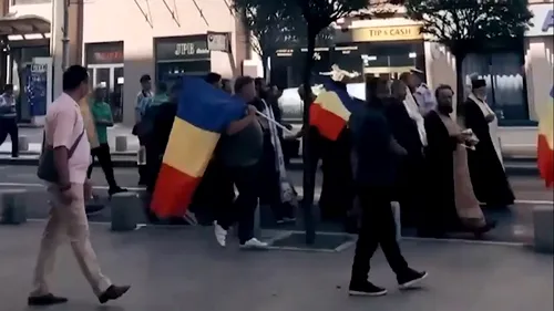 Gigi Becali a stropit cu agheasmă Calea Victoriei, pe traseul pe care a avut loc Bucharest Pride | VIDEO