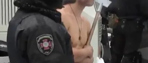 Forțele se ordine din Ucraina au fost filmate în timp ce băteau și umileau un opozant reținut - VIDEO