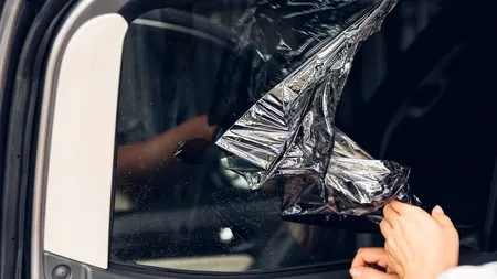 Un șofer a câștigat procesul cu poliția după ce a fost amendat ilegal pentru foliile omologate de pe geamurile mașinii