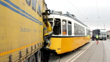 Vatman al Regiei ieșene de transport, rănit grav după ce tramvaiul s-a ciocnit cu o autoutilitară