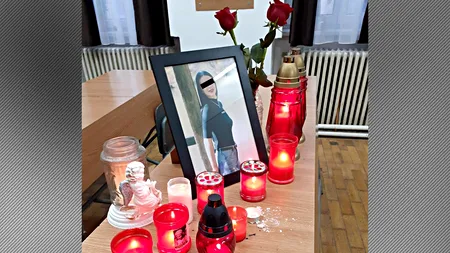 FOTO | Altar de lumânări şi lacrimi în memoria unei fete de 17 ani. Destinul Anastasiei a fost curmat de un accident grav la Bucea, în județul Cluj