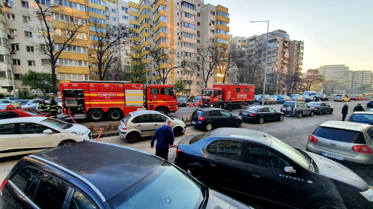FOTO | Un incendiu a izbucnit vineri dimineață într-un bloc din Doamna Ghica / 11 persoane au fost evacuate / O victimă este la spital / Trafic blocat în zonă