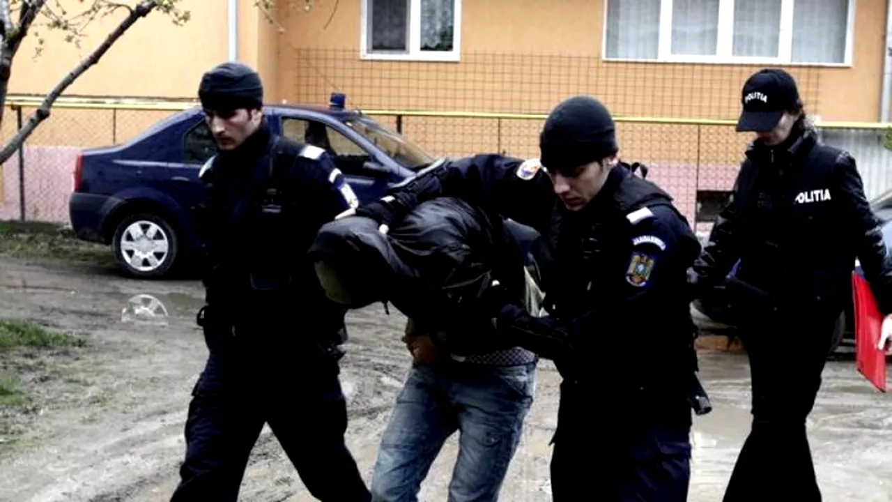 Bărbat din Argeș, reținut de Poliție după ce ar fi încercat, beat fiind, să-și ucidă propriul fiu
