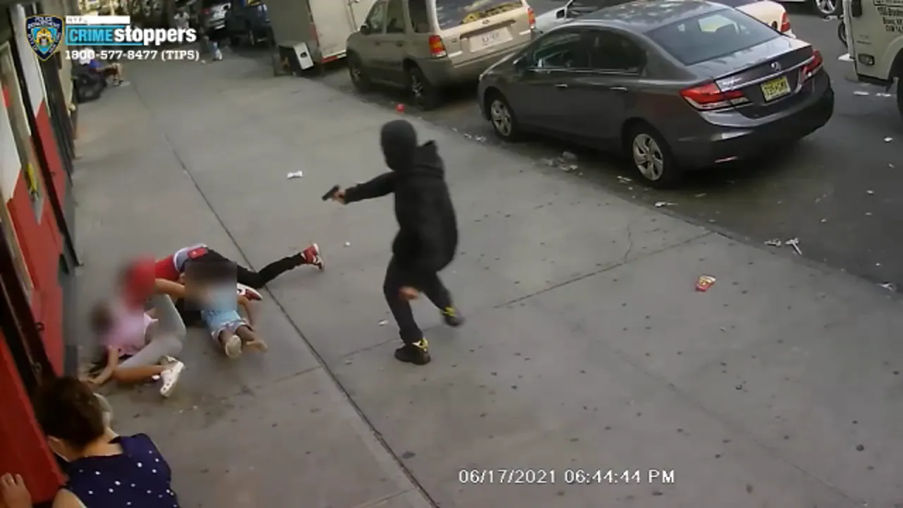 Teroare în New York! Bărbat împușcat ziua în amiaza mare, pe stradă, lângă doi copii. Atenție, imagini VIDEO cu puternic impact emoțional!