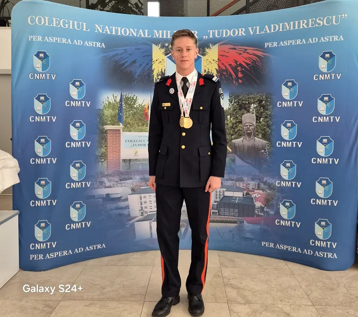Ovidiu Ștefan-Călin, elevul de 17 ani, dublu medaliat cu aur la olimpiada de științe exacte din SUA. A ajuns la NASA și a asistat la lansarea rachetei lui Elon Musk