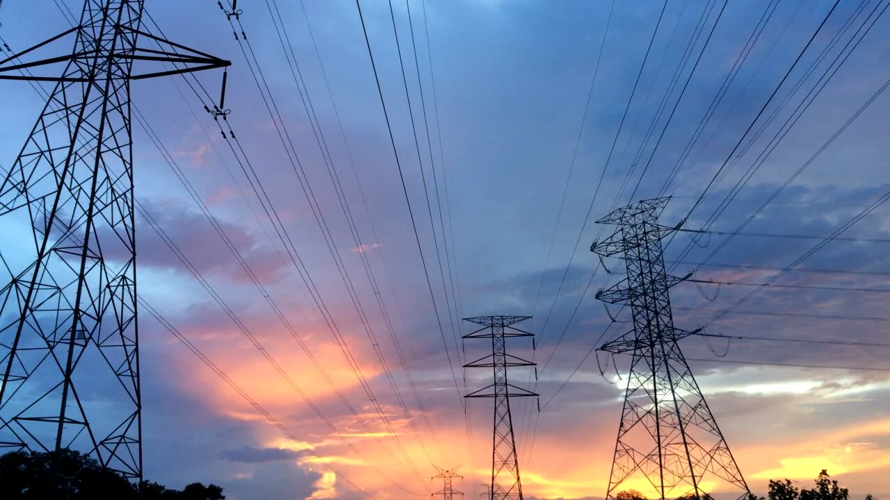 CE propune reducerea obligatorie a consumului de electricitate pentru tot blocul comunitar