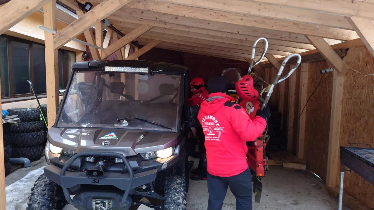 Turiști ieșeni blocați în Masivul Ceahlău după ce s-au avântat pe un traseu închis. „Este o zonă cu potențial de avalanșă, căderi de gheață și risc mare de cădere în gol”