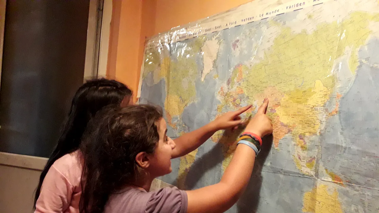 Fără note, examene sau teme. Patru surori din Cluj învață acasă în sistem HOMESCHOOLING