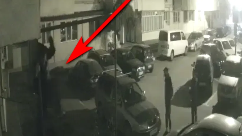 VIDEO | Hoț filmat în timp ce fură o geacă de la etajul 1 al unui bloc din Tecuci. Bărbatul s-a cățărat pe niște țevi până la balcon