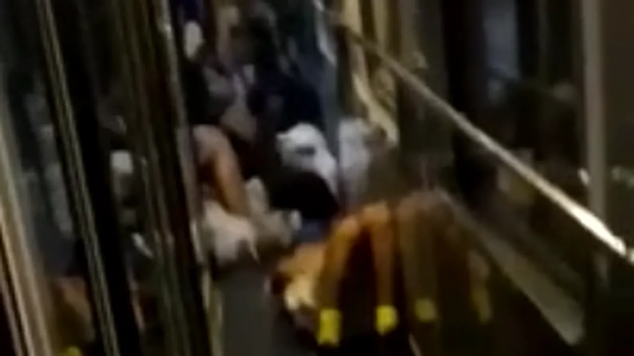 Haos într-un tren CFR. Zeci de copii care mergeau în tabără au dormit întinși pe holurile vagoanelor: „Cum vreți să trec pe aici? Vreți să zbor?