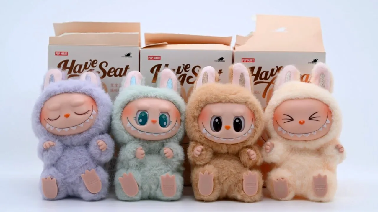 Labubu, noul fenomen global: Ce PROFIT are firma chineză care produce păpușile cu dinții zimțați. Un exemplar a fost vândut cu 150.000$ la o licitație