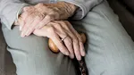 Soț și soție, acuzați că au furat 182.000 de euro de la o bătrână și i-au cheltuit pe prăjituri și combustibil