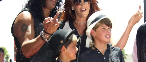 Slash, fostul chitarist al trupei Guns N' Roses, a primit o stea pe Walk of Fame din Hollywood