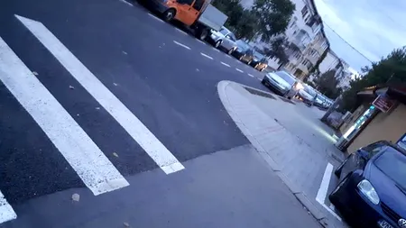 Străzile, pericol public: Treceri de pietoni în diagonală care se termină în mijlocul drumului, la Focșani 