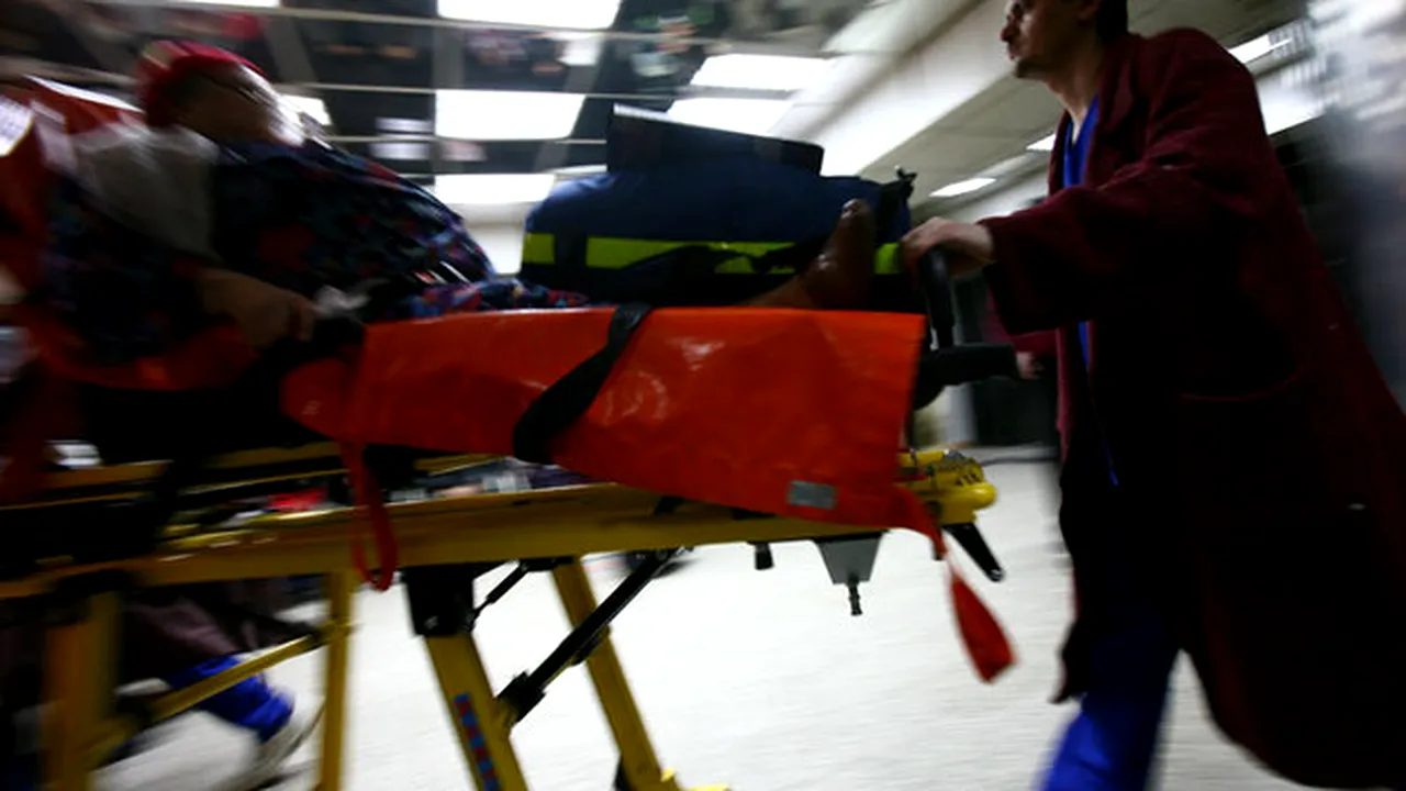 Bătrân în stare foarte gravă la spital, după ce s-a bătut cu un tânăr într-o stație de autobuz