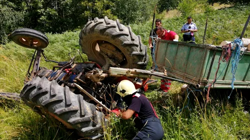 Incident teribil în Caraş-Severin. Un bărbat a murit după ce un tractor s-a răsturnat peste el