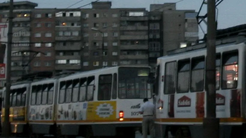 Circulația tramvaielor în Colentina, oprită după ce un șofer a intrat într-un stâlp de iluminat de pe mijlocul străzii