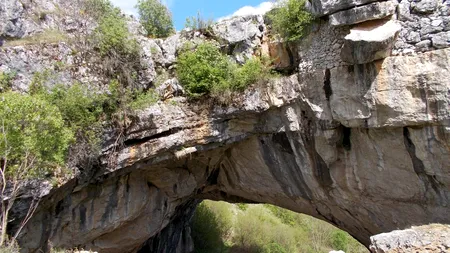 „Podul lui Dumnezeu”, minunea naturii din Mehedinți despre care puțină lume știe. Legenda celui mai mare pod natural din România