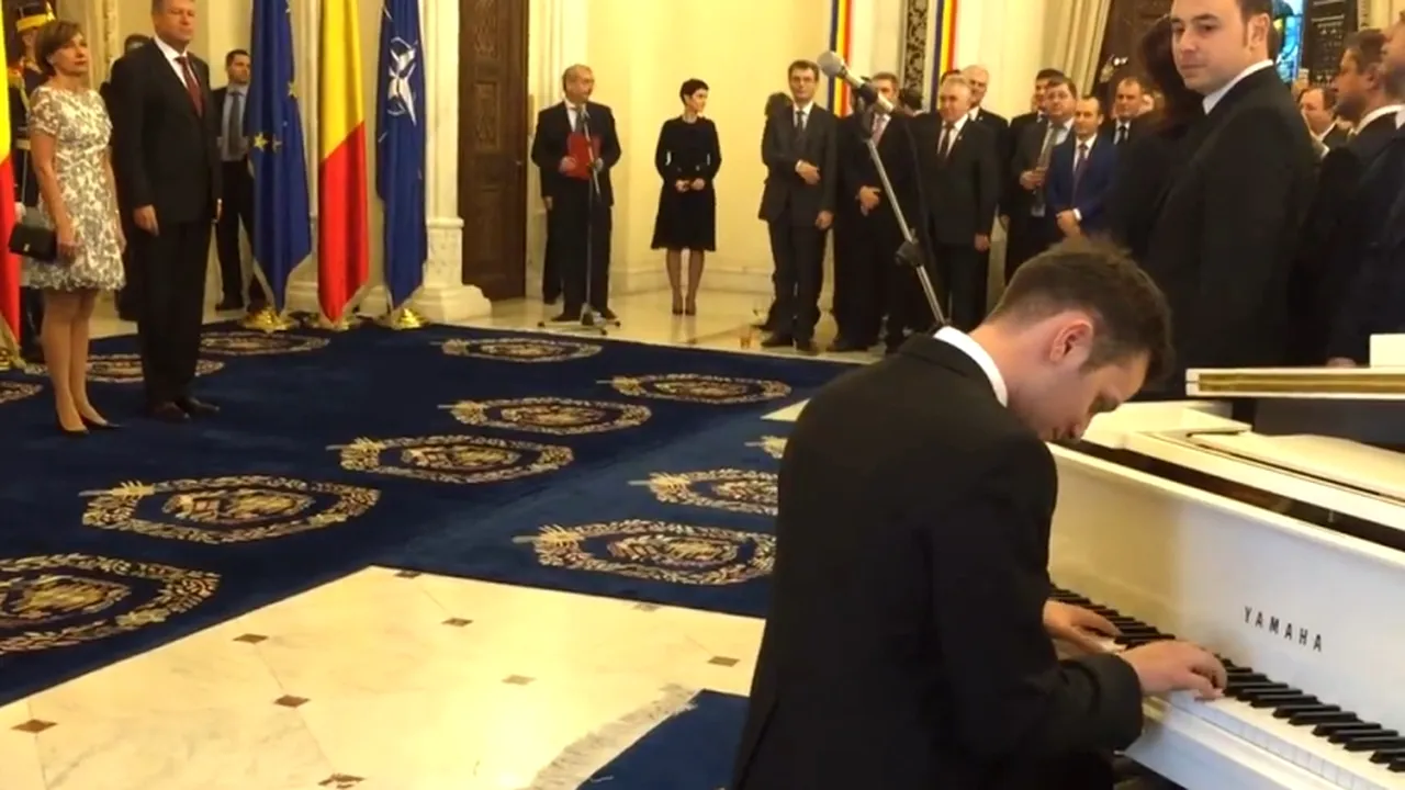 Tânărul devenit cunoscut după ce a cântat imnul României la pian în gara din Amsterdam a ''recidivat'' la recepția privată dată de Klaus Iohannis. Clipul, postat de președinte pe Facebook