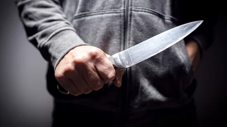 Adolescent de 16 ani, ÎNJUNGHIAT într-un bar din Alba de un tânăr de 19 ani / Victima are nevoie de cel puţin o lună de îngrijiri medicale