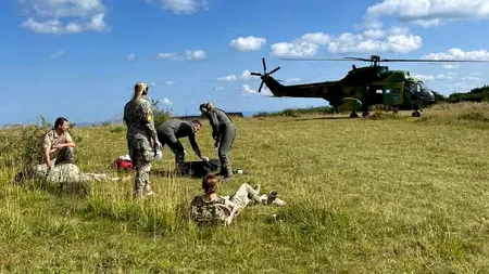 Elicoptere ale Forţelor Aeriene Române aflate în timpul unui exerciţiu au identificat o tânără de 18 ani grav rănită în Masivul Ceahlău