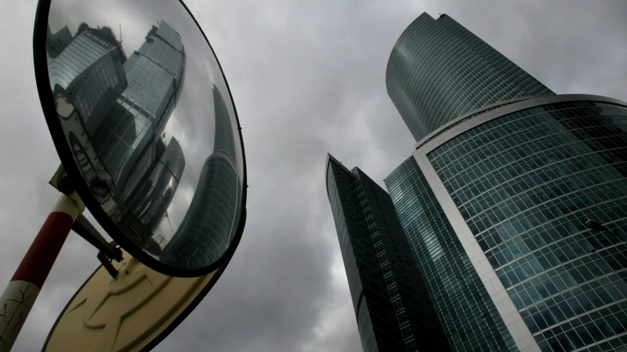 Rușii retrag miliarde de dolari din băncile din Vest, în așteptarea sancțiunilor economice. Câți bani au pierdut bogații Rusiei