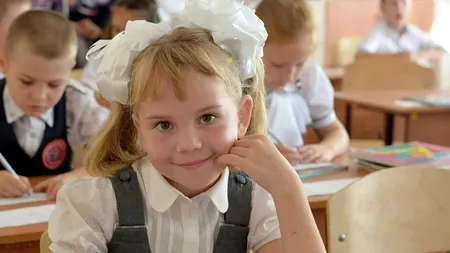 IZOLARE. Scrisoarea unei mame către Guvern: „Nimeni nu va fi cu gândul la carte în școli, ci la boală și la moarte. Lăsați copiii acasă până în toamnă!”