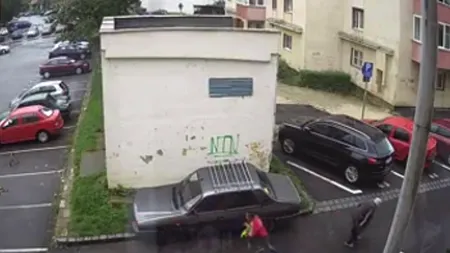 Tânărul filmat în timp ce a tâlhărit o bătrână de 84 de ani, reținut pentru 24 de ore 