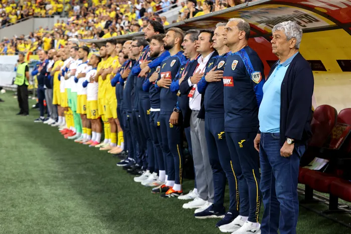 Mircea Lucescu (d) ascultă imnul național înaintea meciului cu Cipru, disputat marti, 10 iunie 2025, pe Arena Națională, în preliminariile Cupei Mondiale 2026. (Foto: SORIN PANA / MEDIAFAX FOTO)
