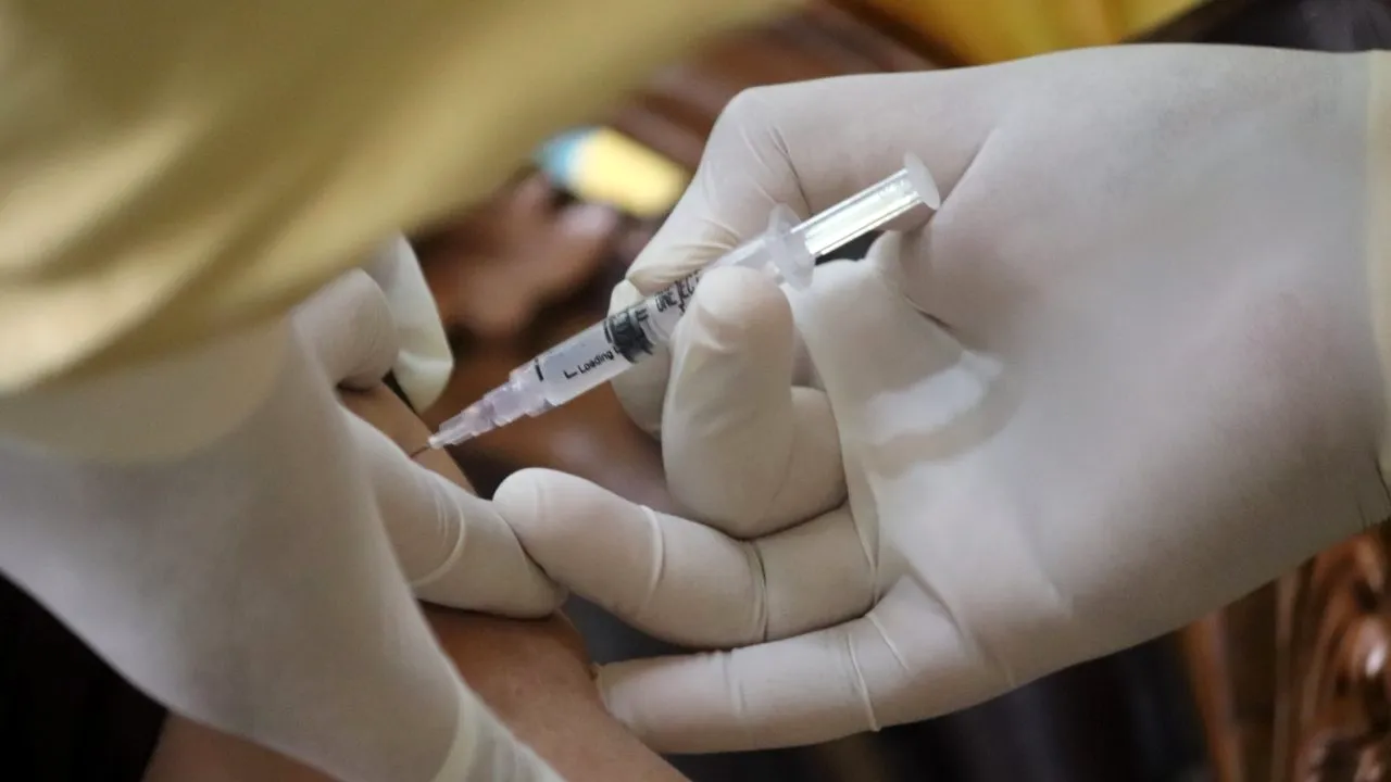 Statele Unite analizează dacă a treia doză de vaccin anti-Covid-19 ar putea provoca efecte secundare grave