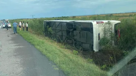 Un autocar cu pasageri s-a răsturnat pe A1. Intervenția echipajelor de salvare
