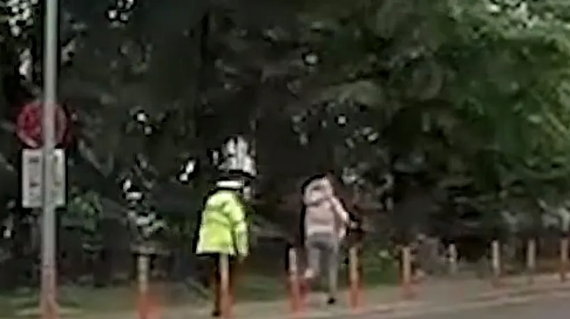 Un polițist din Bacău a alergat o femeie pentru a-i da AMENDĂ. Fotografiile surprinse de o cameră de bord au înregistrat toată scena