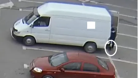 VIDEO | Ce au pățit doi bărbați, după ce au fost surprinși în timp ce abandonează trei căței în două parcări din Bacău