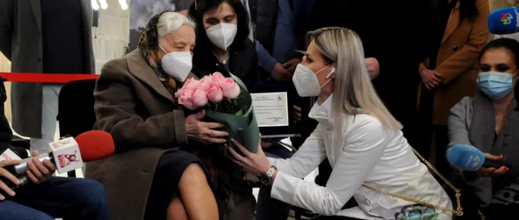 O româncă în vârstă de 105 ani a mers să-și facă a treia doză de vaccin
