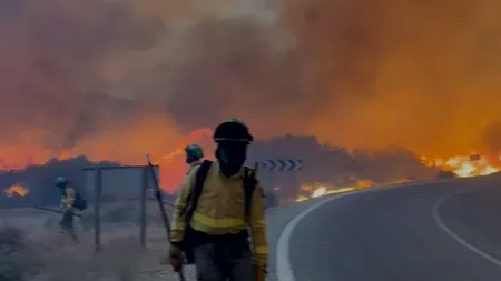 Incendiu masiv, cu nor toxic de fum, la un depozit de plastic din Giurgiu. Pompierii s-au luptat cu flăcările toată noaptea