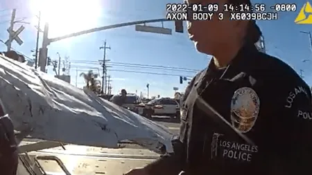 VIDEO | Pilotul unui avion de mici dimensiuni, prăbușit pe calea ferată, salvat în ultima clipă din fața trenului