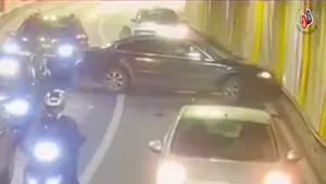 VIDEO | Accidentele se țin lanț în Pasajul Unirii! O mașină a intrat cu viteză în tunel, apoi s-a înfipt în perete