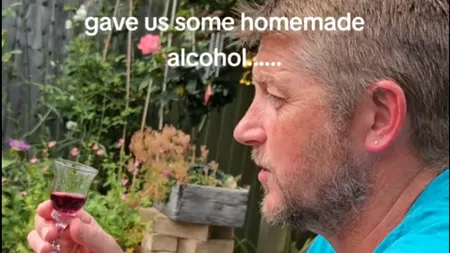 Reacția devenită virală a unui turist englez după ce a băut un „shot” de VIȘINATĂ în România: „Ce naiba e asta? Simt că-mi arde gura”