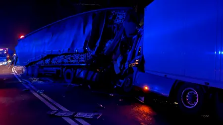 Două TIR-uri s-au lovit frontal pe DN 7, în județul Vâlcea. Unul dintre șoferi a murit