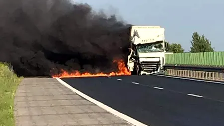 INCENDIU. Un TIR a fost cuprins de flăcări pe Autostrada Soarelui, după ce s-a ciocnit cu un alt camion. Traficul a fost restricționat