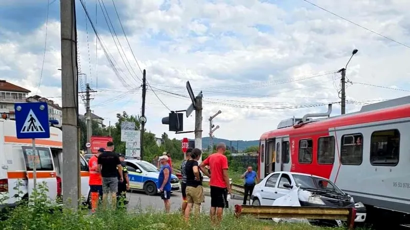 Accident feroviar în județul Dâmbovița. Un autoturism, în care se aflau două persoane, a fost IZBIT în plin de un tren de călători